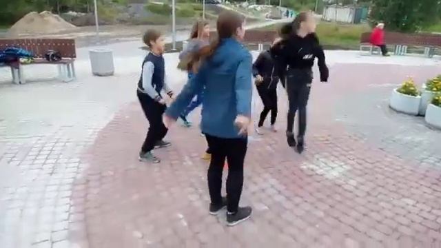 Наши жгут, только выучили. Шафл, супер танец) смотреть онлайн