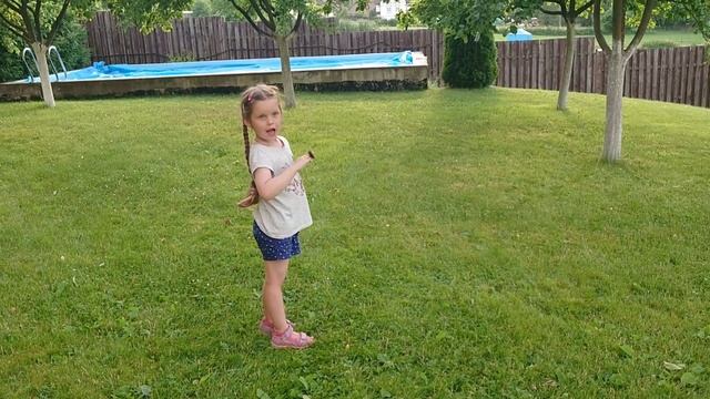 Нашли огромную пушистую гусеницу! ?#насекомые смотреть онлайн