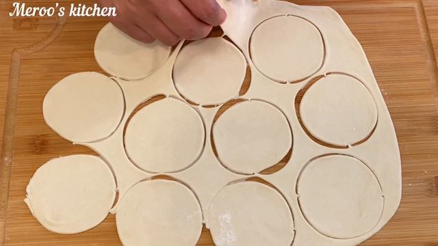 Homemade puff pastry Samosa السمبوسة البف بعجينه مقرمشة بدون ما تشرب ولا نقطه زيت سمبوسه رمضان 👌 смотреть онлайн