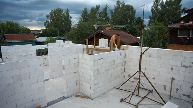 Укладка газоблока краном.         Про кран и стройку на T.me/westsur