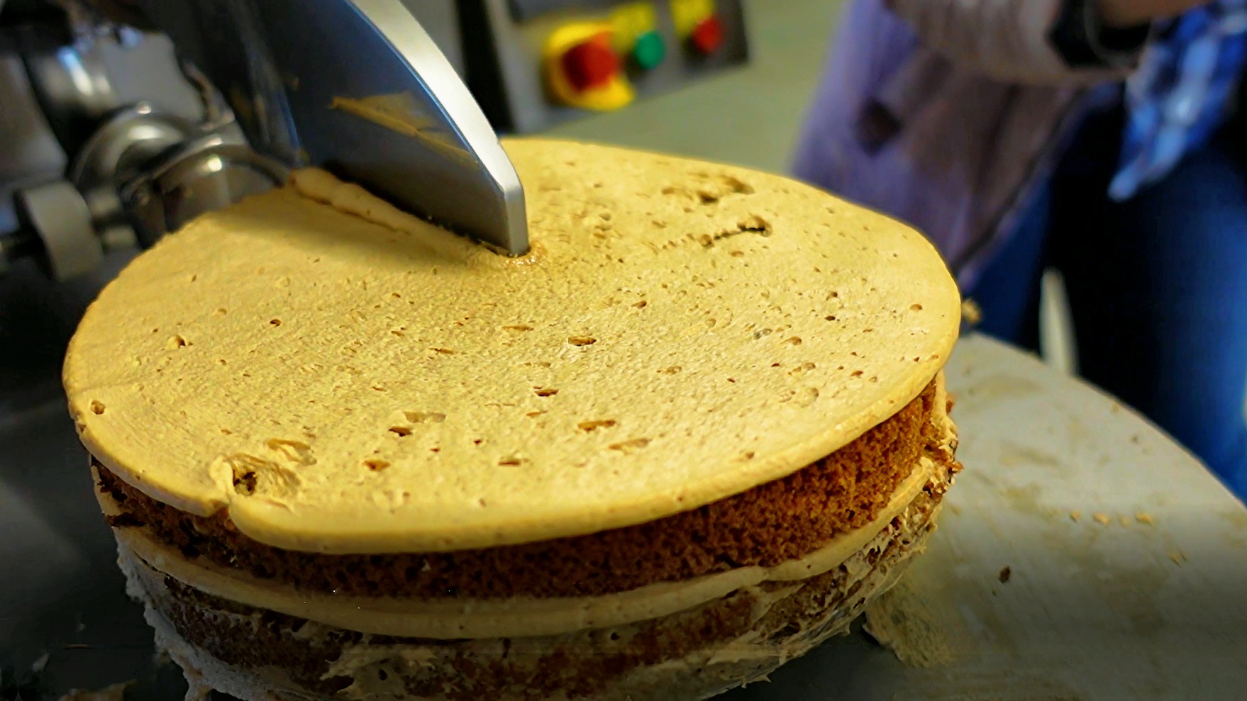 Машина для обмазки коржей кремом и сборки тортов CT608 C3 смотреть онлайн