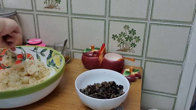 Картофельные котлеты начинённые грибами. смотреть онлайн