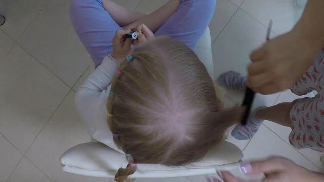 Прическа в школу на длинные волосы / Два цветных жгута / Прически для девочек смотреть онлайн