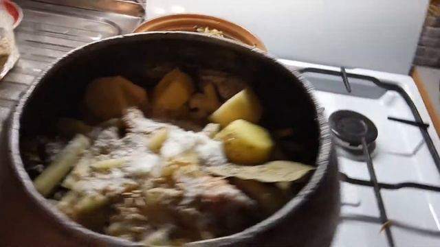 Зелёные щи в чугунке из печки -- попробуем ! смотреть онлайн
