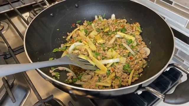Quick & Easy Pork Thai Basil Stir Fry with fried egg (Pad Krapao kai daow) смотреть онлайн