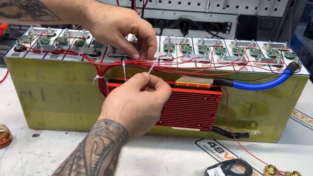 Сборка и Балансировка Аккумулятора LIFEPO4 48V 110AH смотреть онлайн
