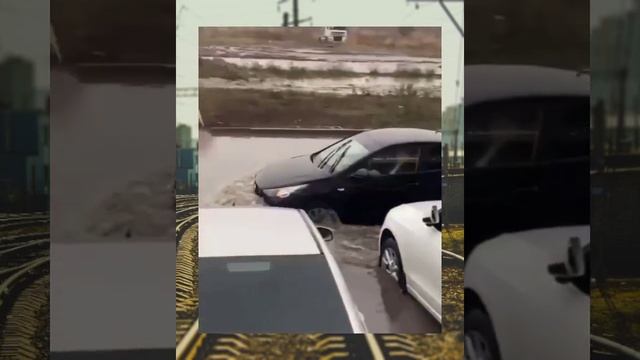 Воронеж: в холод, босиком и по воде - так вчера некоторым приходилось добираться до своих авто. ? смотреть онлайн