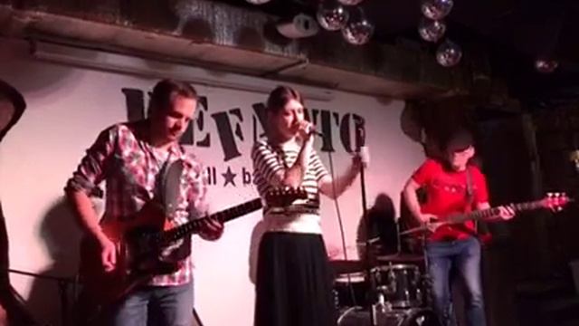 Неправильные Пчёлы - Wanna Get Closer смотреть онлайн