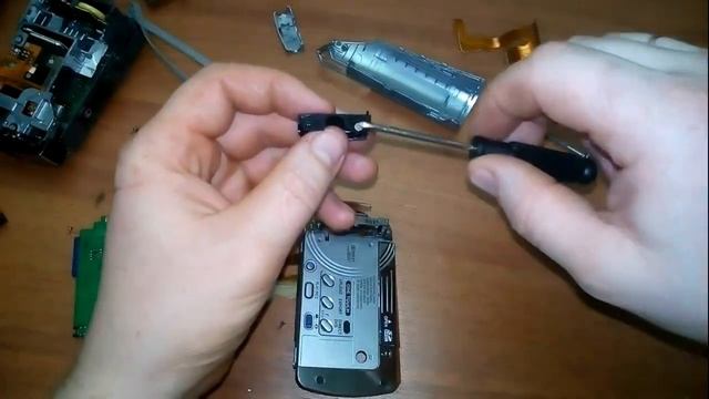 Ремонт камери JVC. Заміна шлейфу живлення дисплея відеокамери. смотреть онлайн