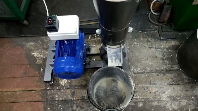 Видео-отчет. Гранулятор 220 В НМ160 для комбикорма. смотреть онлайн