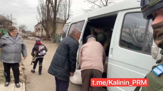 Сегодня наш гуманитарный конвой охраняли маленькие бойцы. смотреть онлайн