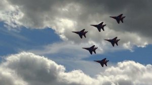 Высший пилотаж «Стрижей» над Кубинкой. В рамках форума «Армия 2015»