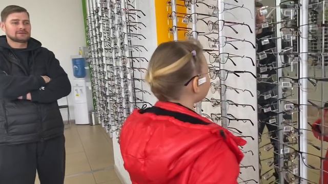 Выбираем ОЧКИ для Алисы и ПОКУПКИ для Алисы в школу смотреть онлайн