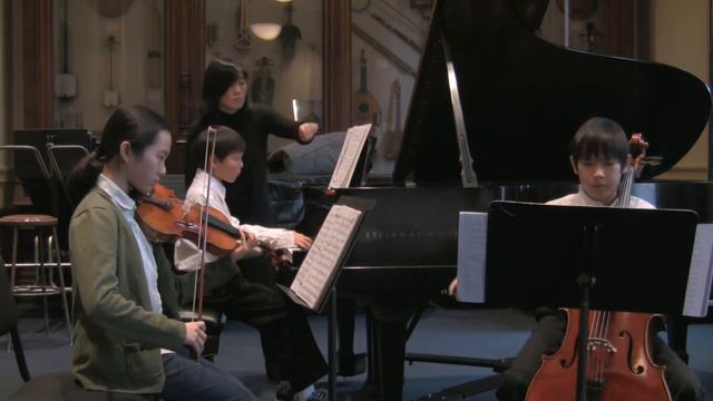 Beethoven Piano Trio No. 1 in E-flat, 1st movement, Allegro смотреть онлайн