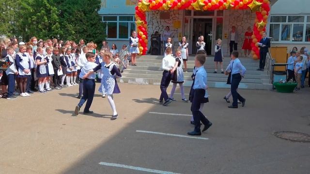 Танец на выпускной в начальной школе смотреть онлайн