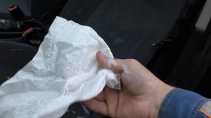 Чистка сидения пенным очистителем ABRO