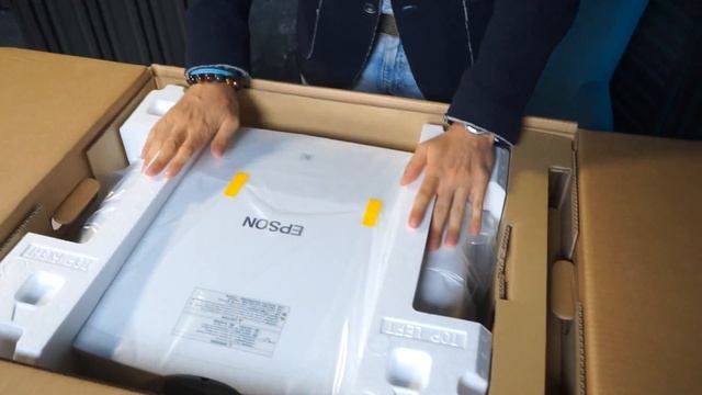 Лазерный проектор EPSON EH-LS11000W, распаковка и краткий обзор. смотреть онлайн