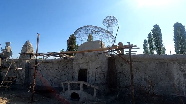 Забор из арт бетона декоративная штукатурка. скульптура на заборе. башни крепости из цемента. смотреть онлайн