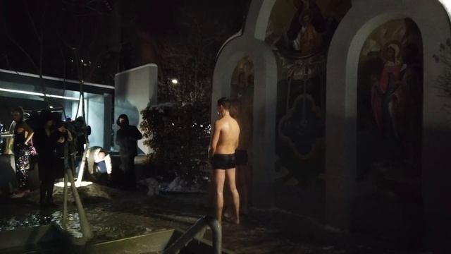 Ночные купания в Ледяной Воде на Крещение при минус -22°C | 19.01.2021 смотреть онлайн