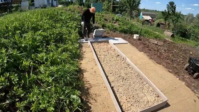 Строим бетонные тропинки на болоте для нового огорода смотреть онлайн