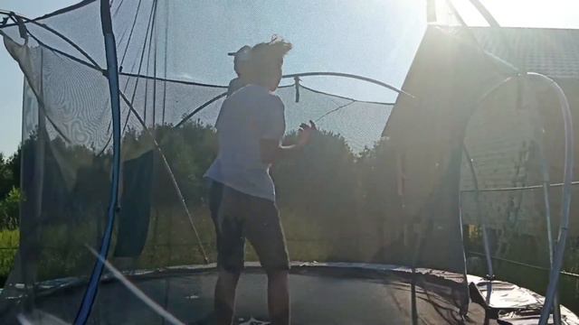 час прыгаем на батуте кто-то это смотрит вообще? смотреть онлайн