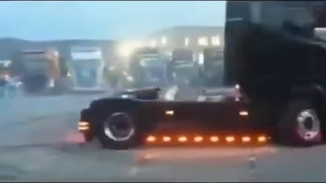 Дрифт на фуре. Крутит пятаки на бешеной фуре. Drift on the wagon. Draws a poor on a faucet truck смотреть онлайн