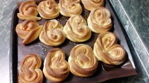 Плюшки, булочки на закваске.