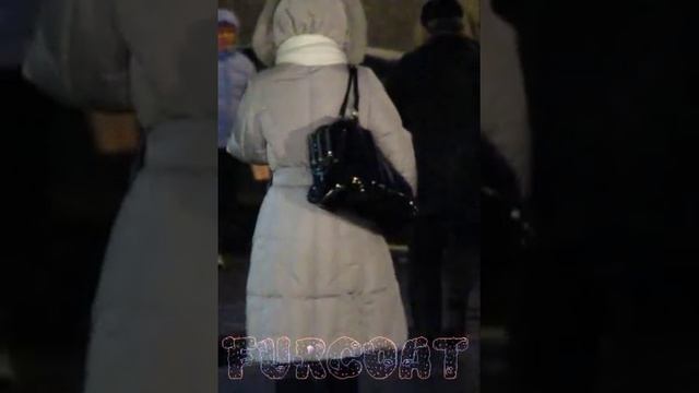 Красивое белое пальто с капюшоном смотреть онлайн