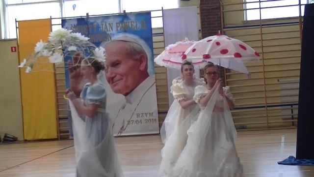 Walc z "Nocy i Dni" z parasolkami смотреть онлайн