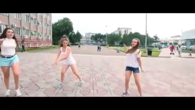 Девушки «зажгли» на площади в Уссурийске смотреть онлайн