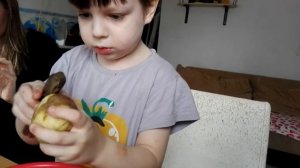 Как чистить картошку? Мастер класс от Лёвы. 4 года. Видео для детей.