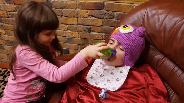 А ВЫ ТАК ИГРАЛИ В ДОЧКИ-МАТЕРИ? СОФИЯ ХОЧЕТ БЫТЬ КАК МАМА ? Смешное Видео и Игры для Детей 0+ смотреть онлайн