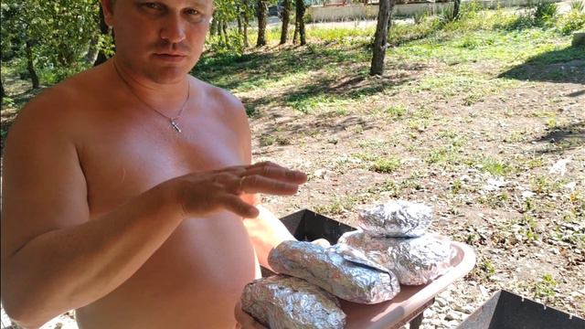 Картошечка с салом запечённая в фольге в углях 😋