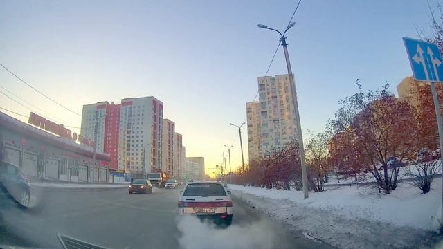 Движение на автомобиле по Тюмени до музыкальной школы и на Киевскую смотреть онлайн