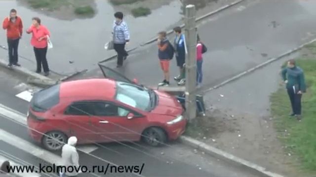 Водитель в Великом Новгороде снёс столб со светофором, не вписавшись в поворот смотреть онлайн