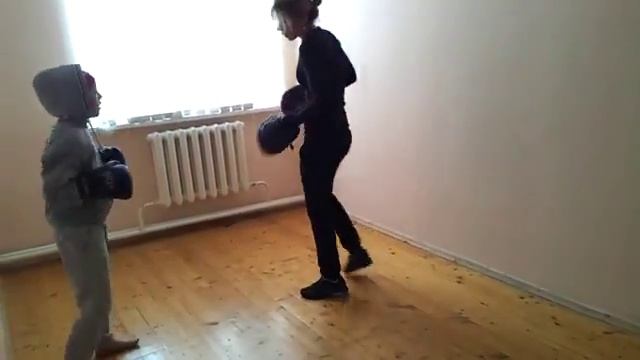 МУАЙ ТАЙ Акьюз Дэрья 9 лет перед боем смотреть онлайн