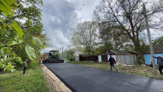 На завершающей стадии укладка асфальта по улице Пролетарской в хуторе Беляеве смотреть онлайн