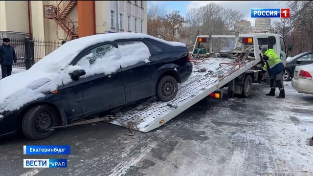 В Екатеринбурге должник сам подогнал свой автомобиль к зданию Главного управления судебных приставо смотреть онлайн