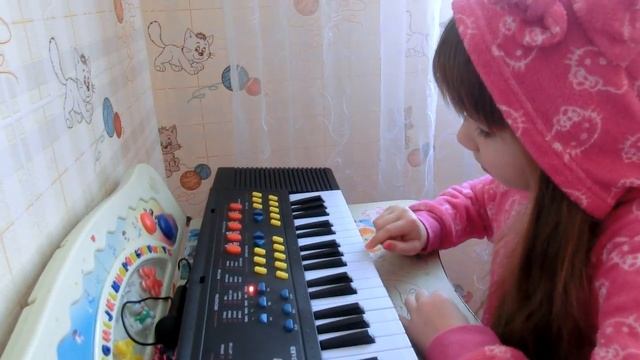 Маша учится играть мелодии на детском синтезаторе. смотреть онлайн