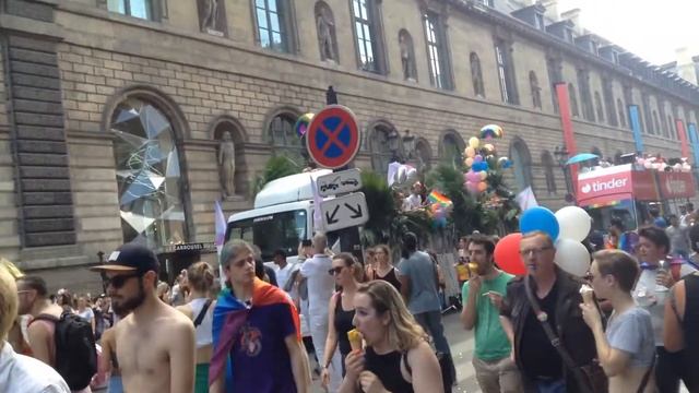 Тот парень в белых шортах и телефоном бесил меня тем, что специально лез в кадр смотреть онлайн