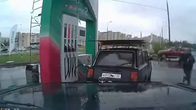 Брейк данс на заправке , на крыше машины - break dance at the gas station смотреть онлайн