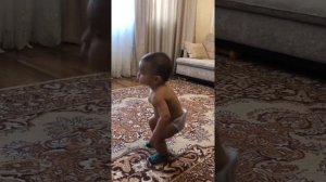 Маленький грек танцует под песню Ислама Итляшева Салам