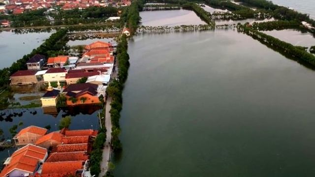 People are running away! A tidal wave covered the coast of Semarang, Java, Indonesia смотреть онлайн