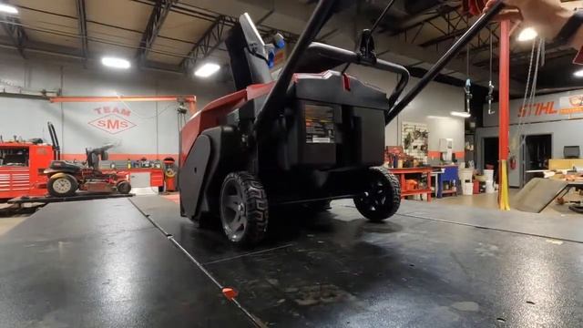 How to Replace the Scraper on a Toro Power Clear e21 60V Snowblower смотреть онлайн
