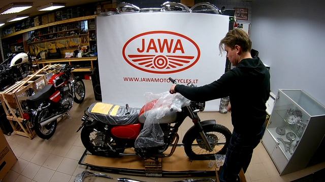 Unpacking a new JAWA 350 Scrambler motorcycle/ Распаковка нового мотоцикла Ява, серия 2 (5) смотреть онлайн