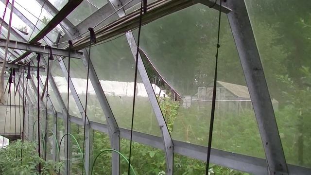 ТЕПЛИЦА ПОД СТЕКЛО ПОСЛЕ ГРАДА ВОТ И ВЫБИРАЙТЕ СТЕКЛО ИЛИ ПОЛИКАРБОНАТ смотреть онлайн