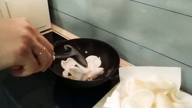 Готовим РИСОВЫЕ ЧИПСЫ дома в КАЗАНЕ со вкусом креветок. смотреть онлайн