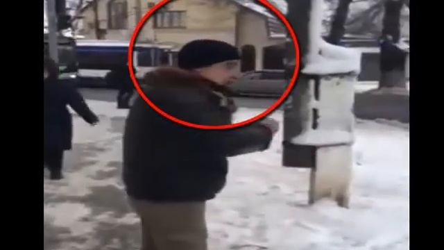 Сокрушивший видеокамеры мужчина попал на видео в Кишиневе смотреть онлайн