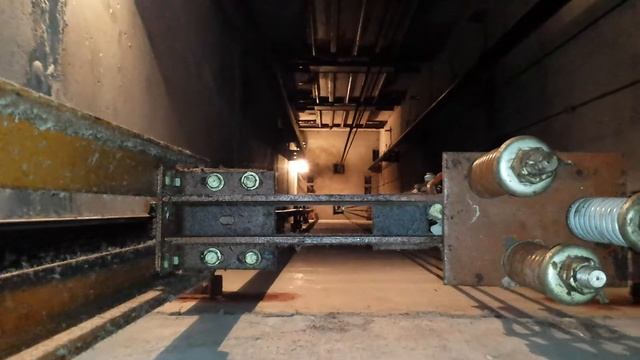 катаюсь на противовесе лифта(слабонервным не смотреть) смотреть онлайн