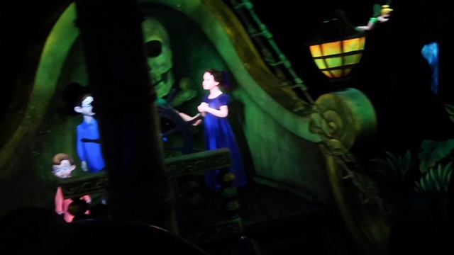 DISNEYLAND PARIS NOVEMBER 2019 - Day 3 Part 1 - Peter Pan's Flight! смотреть онлайн